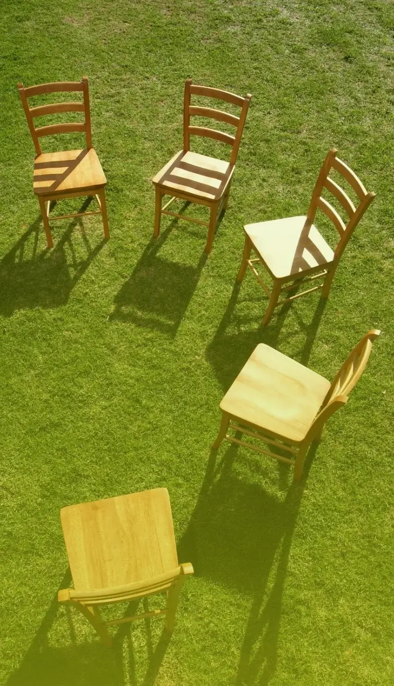 Krzesła na podwórku